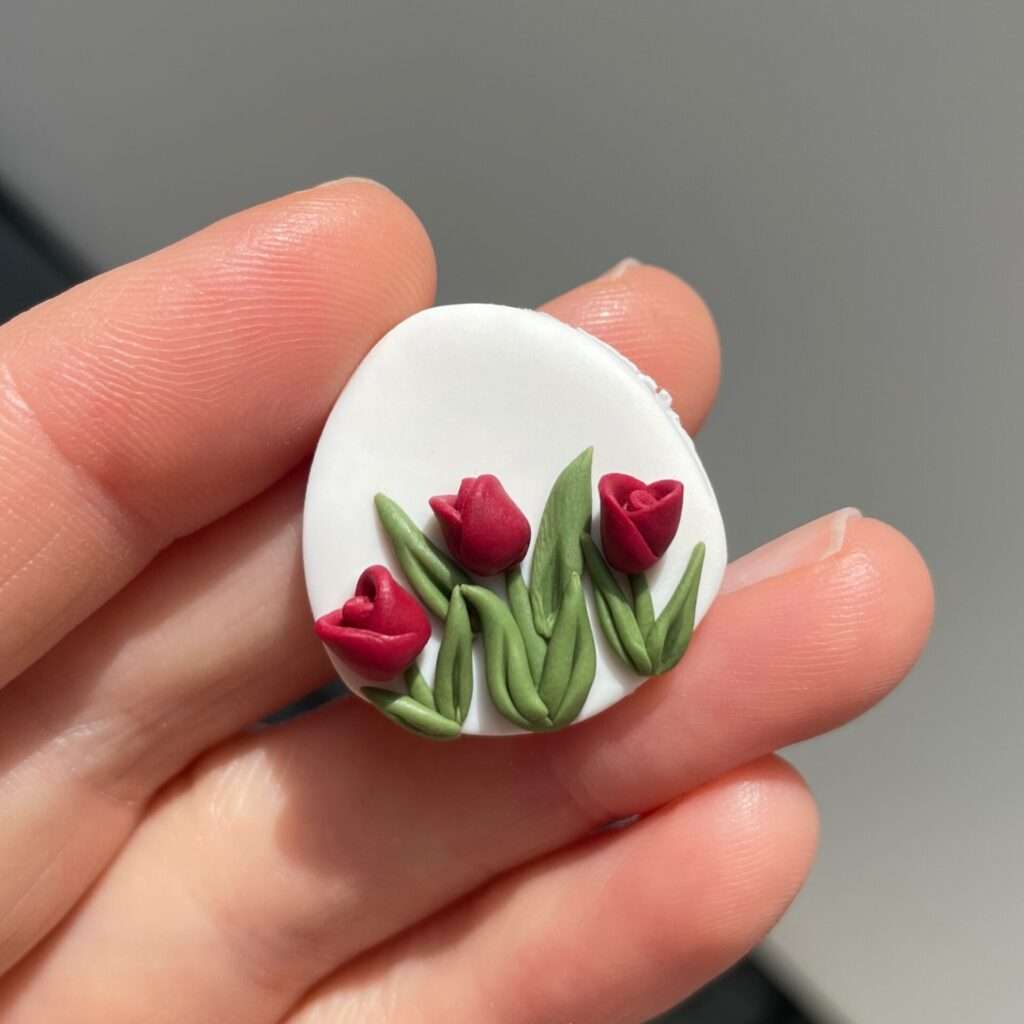 ausgehärteter Tonrohling mit Tulpenmotiv I tiny things jewelry