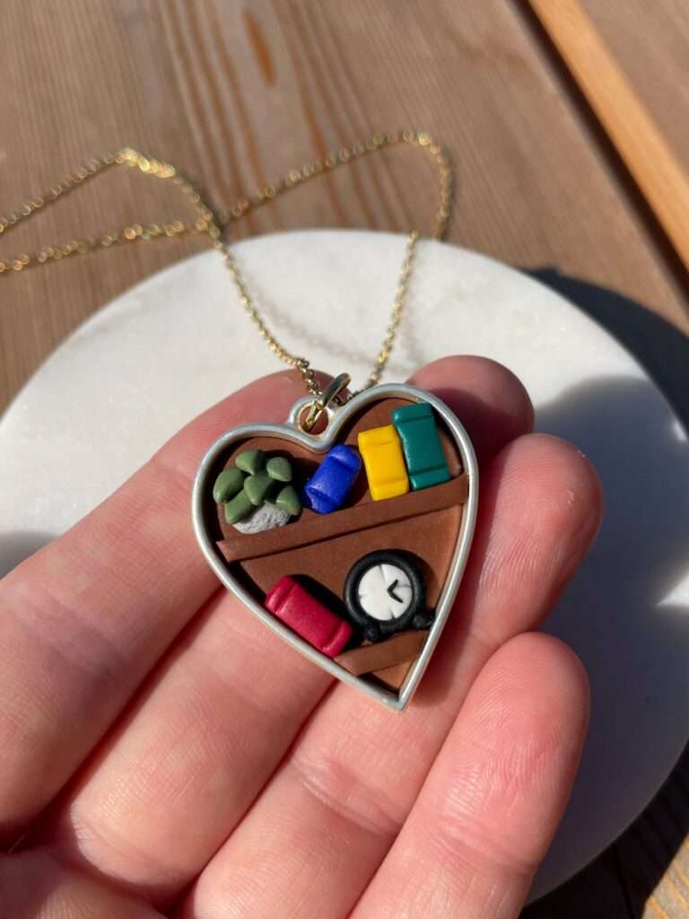 Bücherherz mit detailverliebten Acessoires als Halskette I tiny things jewelry