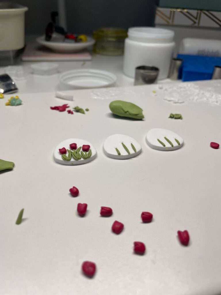 Modellierte Tulpenelemente im Atelier I tiny things jewelry