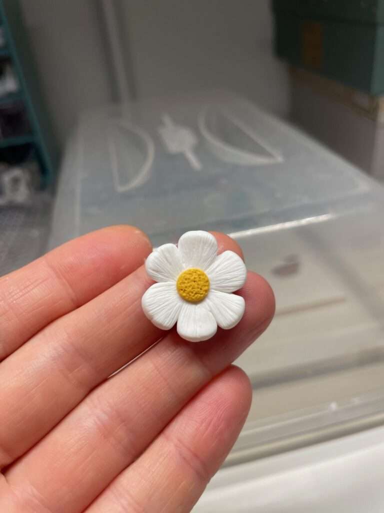 handmodellierte weiße Margeriten aus Polymerton I tiny things jewelry