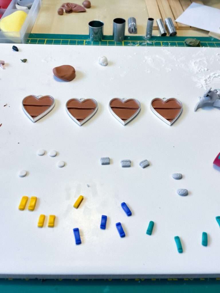 Vorbereitungen für die Anfertigung der Bücherherzen-Halsketten I tiny things jewelry