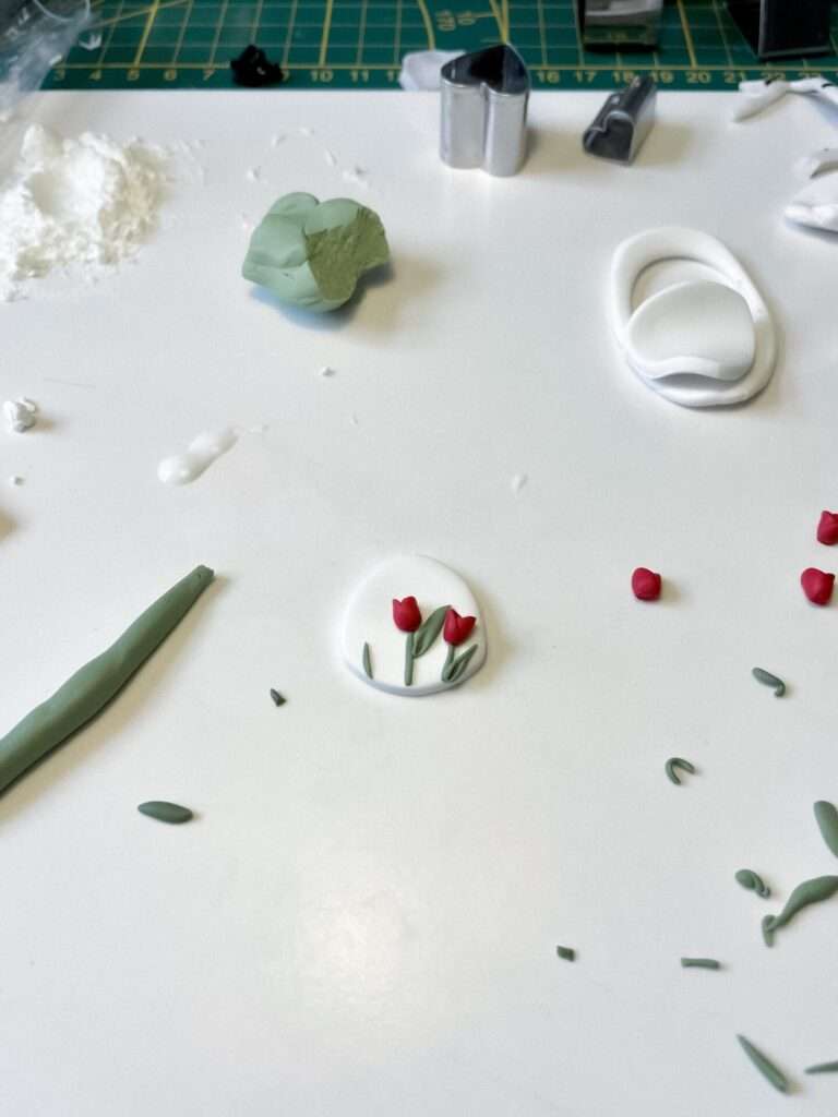 Einzelne Tulpen werden arrangiert I tiny things jewelry
