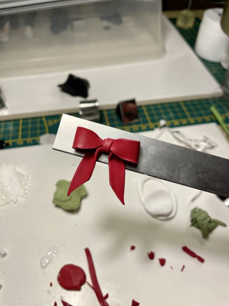 handgemachte rote Schlaufen in tiefrot aus Polymerton für die Herstellung von Ohrringen I tiny things jewelry