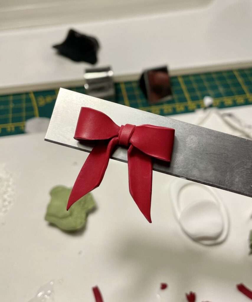 handgemachte rote Schlaufen in tiefrot aus Polymerton für die Herstellung von Ohrringen I tiny things jewelry