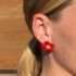 Statement-Blumen-Ohrringe-kirschrot-Tragefoto Statement Blumen Ohrringe kirschrot Tragefoto I tiny things jewelry
