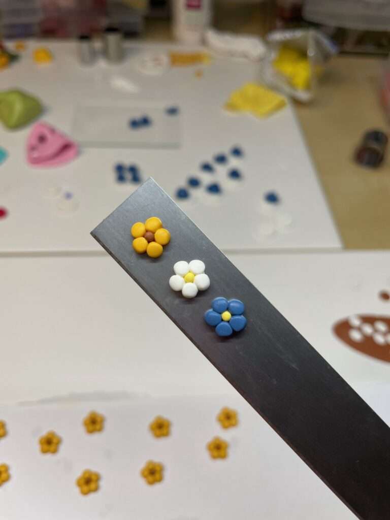 zierliche Blumen in gelb, weiß und blau für Ohrringe I tiny things jewelry