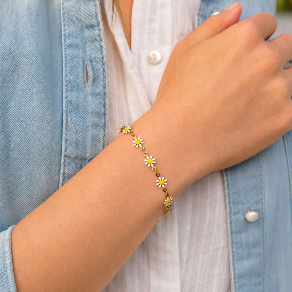 handgefertigtes Armband in Gold von Model getragen - Lifestylebild