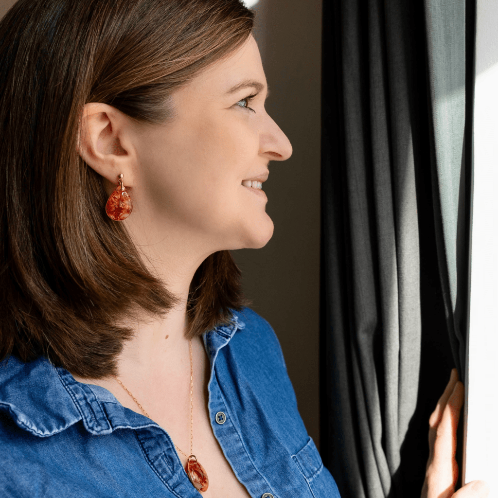 Handgemachte Ohrringe getragen von Model in Gold oder Silber, Eleganter oder Motivschmuck.
