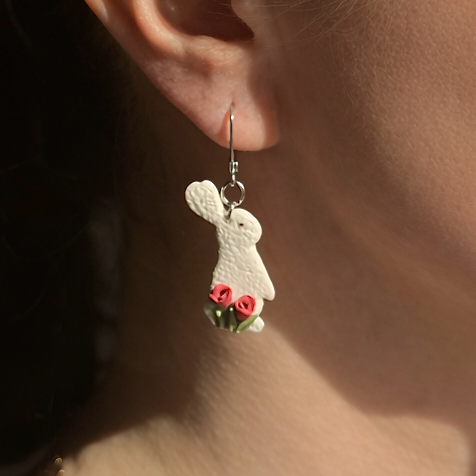 Handgemachter Hasen-Ohrring mit Rosen-Details in Rot und Apricot – süßer Tier-Schmuck