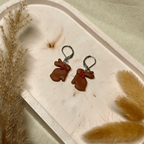 Handgemachter Hasen-Ohrring mit roter Schleife – süßer Tier-Schmuck