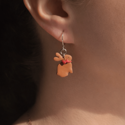 Handgemachter Hasen-Ohrring mit roter Schleife – süßer Tier-Schmuck