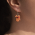 Handgemachter Hasen-Ohrring mit roter Schleife – süßer Tier-Schmuck