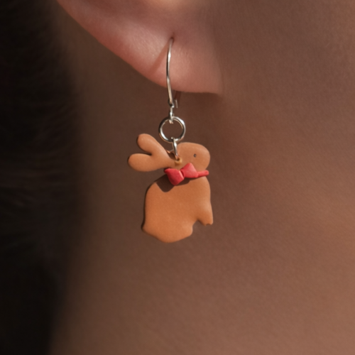 Handgemachter Hasen-Ohrring mit roter Schleife – süßer Tier-Schmuck