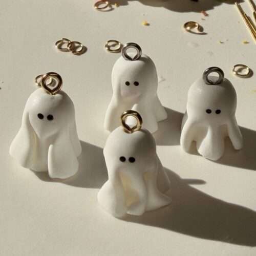 Von Hand modellierte Geister als Halloween Ohrringe